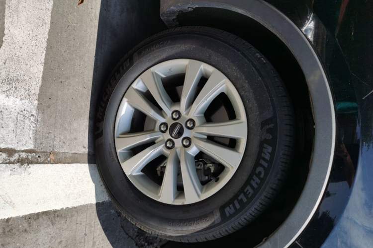 Used Lincoln MKX 2017 2.0T Two-Wheel Drive Deluxe Edition Right Front Wheel Hub