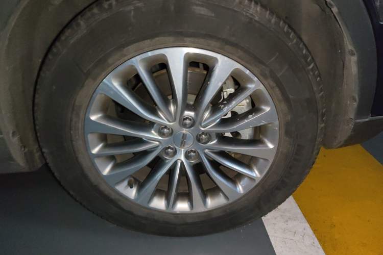 Used Lincoln MKX 2017 2.0T Four-Wheel Drive Zunya Edition Right Front Wheel Hub