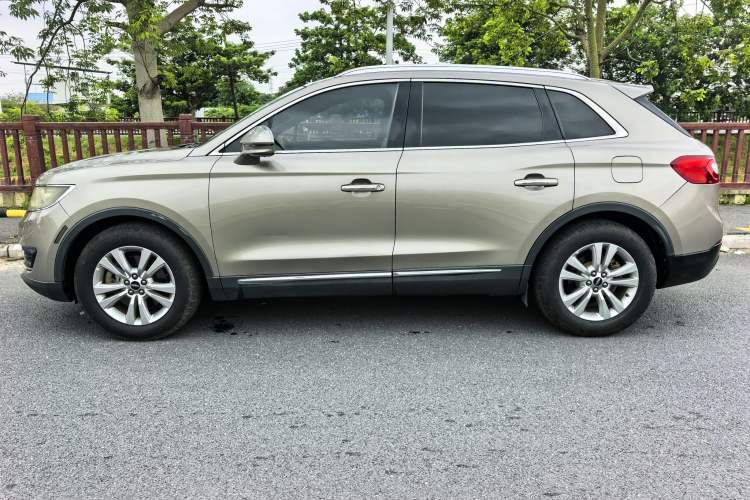 Used Lincoln MKX 2017 2.0T Two-Wheel Drive Deluxe Edition Exterior 3