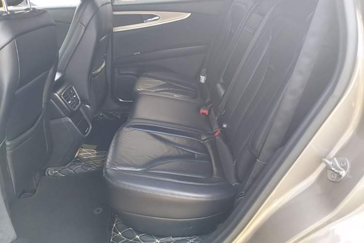 Used Lincoln MKX 2017 2.0T Two-Wheel Drive Deluxe Edition Left Rear Seat