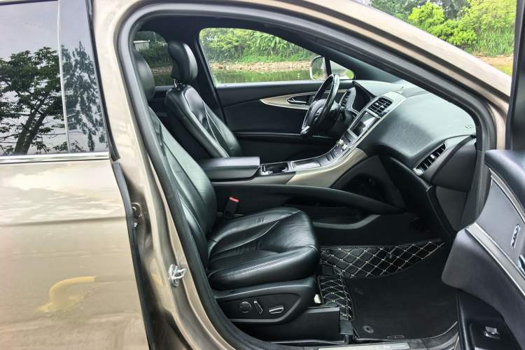Used Lincoln MKX 2017 2.0T Two-Wheel Drive Deluxe Edition Right Front Seat