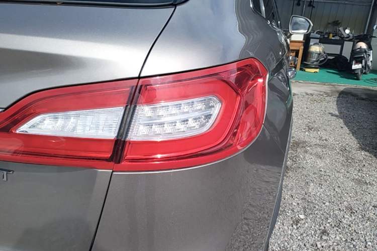 Used Lincoln MKX 2017 2.0T Two-Wheel Drive Deluxe Edition Right Rear Taillight