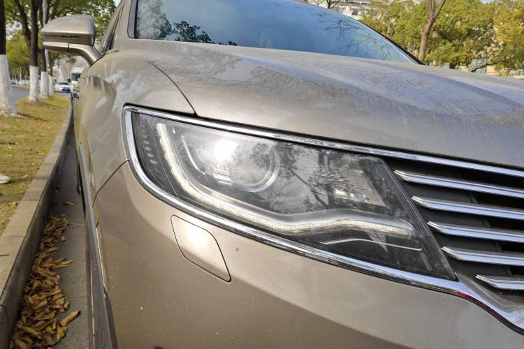 Used Lincoln MKX 2017 2.0T Two-Wheel Drive Deluxe Edition Right Front Headlight