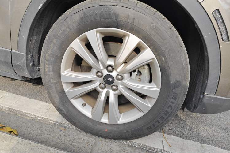 Used Lincoln MKX 2017 2.0T Two-Wheel Drive Deluxe Edition Right Front Wheel Hub
