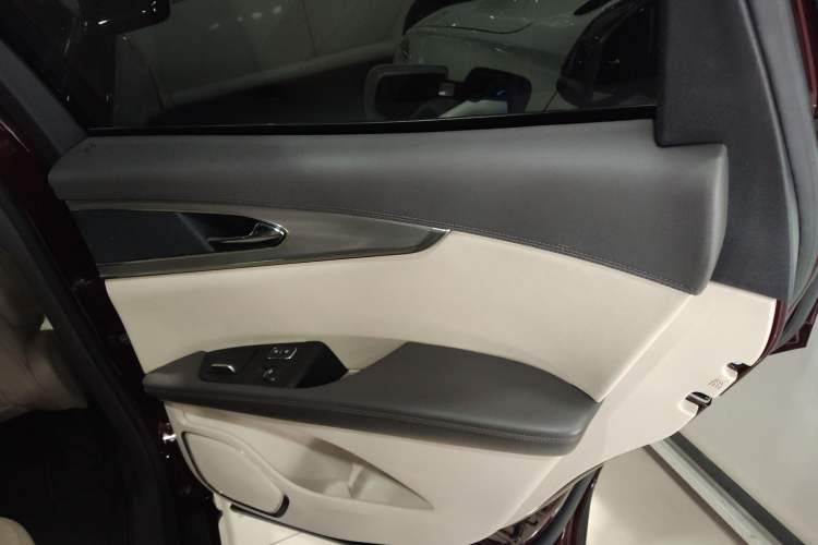 Used Lincoln MKX 2017 2.0T Two-Wheel Drive Deluxe Edition Interior 3