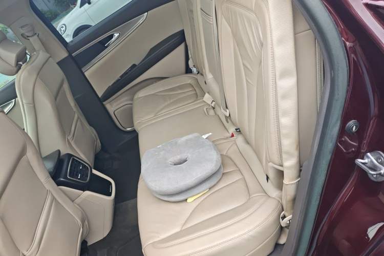 Used Lincoln MKX 2017 2.0T Two-Wheel Drive Deluxe Edition Left Rear Seat