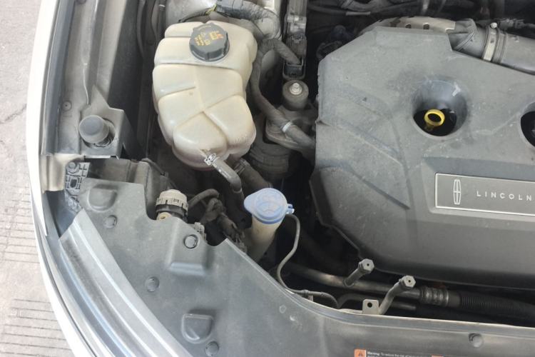 Used Lincoln MKX 2017 2.0T Two-Wheel Drive Deluxe Edition Engine Bay Right