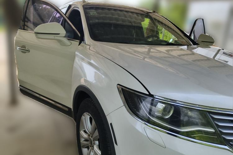 Used Lincoln MKX 2017 2.0T Two-Wheel Drive Deluxe Edition Front Right 45 Deg
