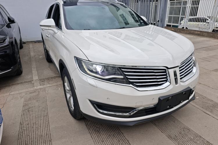 Used Lincoln MKX 2017 2.0T Two-Wheel Drive Deluxe Edition Front Right 45 Deg