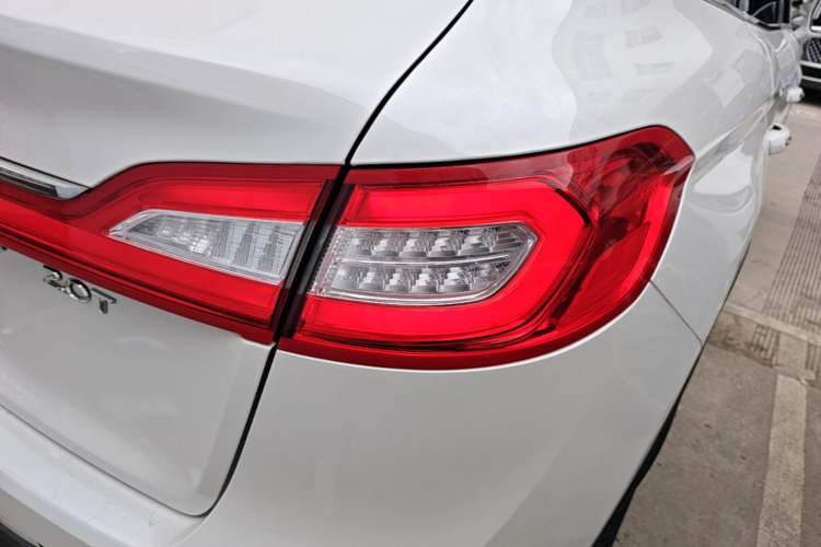 Used Lincoln MKX 2017 2.0T Two-Wheel Drive Deluxe Edition Right Rear Taillight