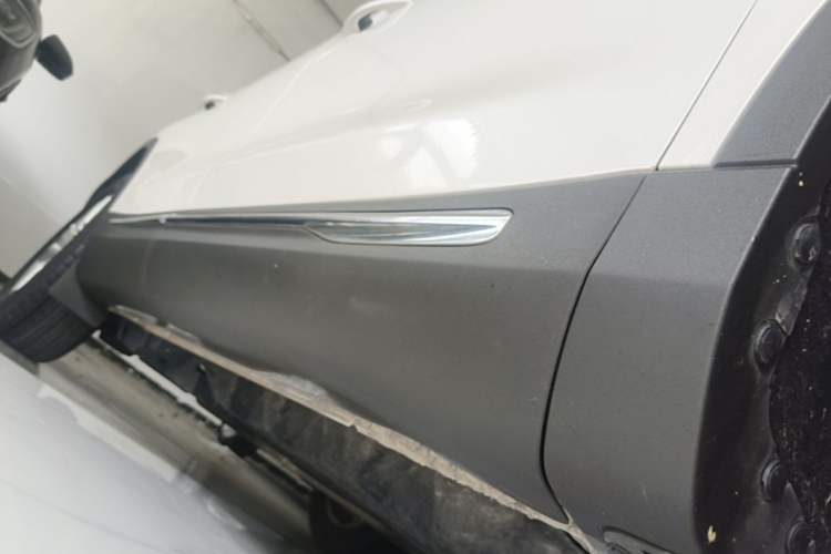 Used Lincoln MKX 2017 2.0T Two-Wheel Drive Deluxe Edition Right Side Sill