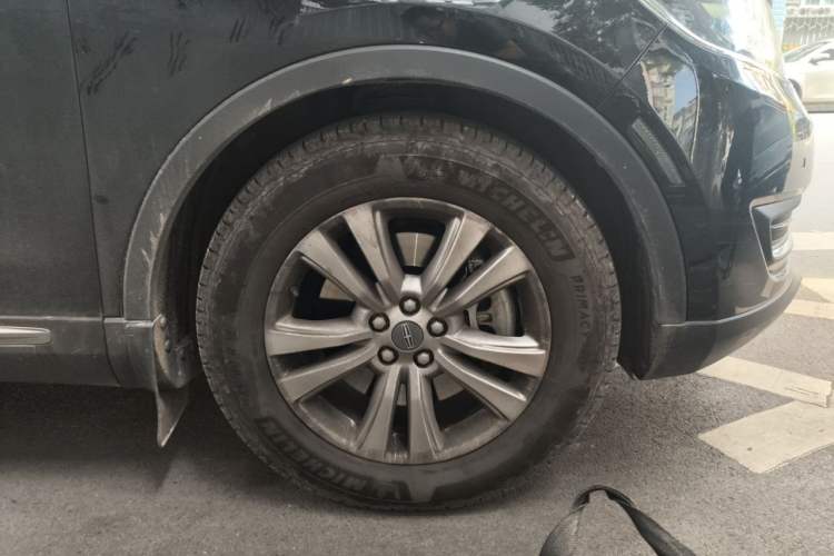 Used Lincoln MKX 2018 2.0T Two-Wheel Drive Deluxe Edition Right Front Wheel Hub