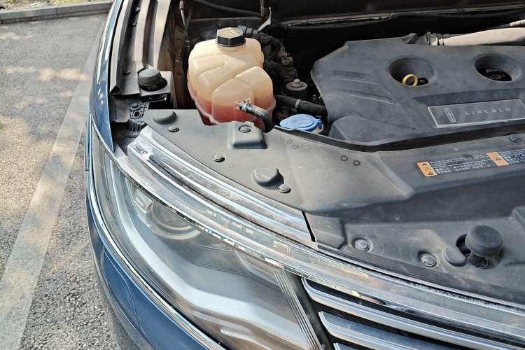 Used Lincoln MKX 2018 2.0T Two-Wheel Drive Deluxe Edition Engine Bay Right