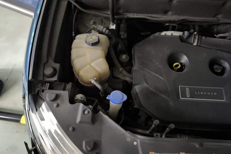 Used Lincoln MKX 2018 2.0T Two-Wheel Drive Deluxe Edition Engine Bay Right