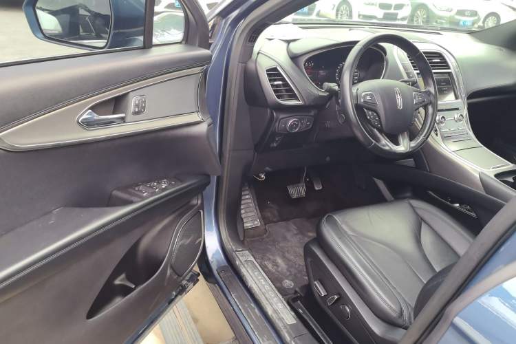 Used Lincoln MKX 2018 2.0T Two-Wheel Drive Deluxe Edition Interior 3