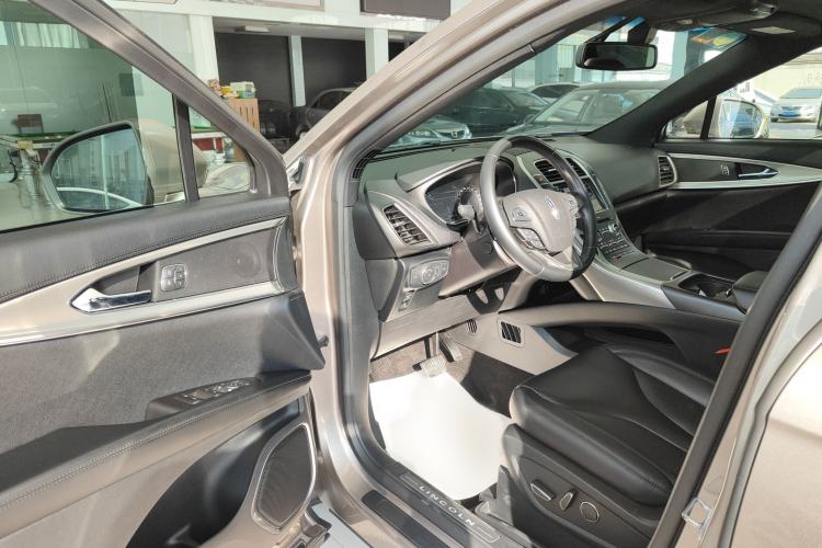 Used Lincoln MKX 2018 2.0T Two-Wheel Drive Deluxe Edition Interior 3