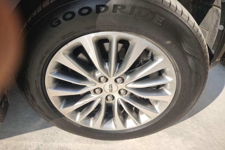Used Lincoln MKX 2018 2.0T Four-Wheel Drive Zunya Edition Right Front Wheel Hub