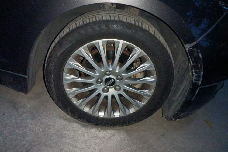 Used Lincoln MKZ 2014 2.0T Luxury Edition Right Front Wheel Hub