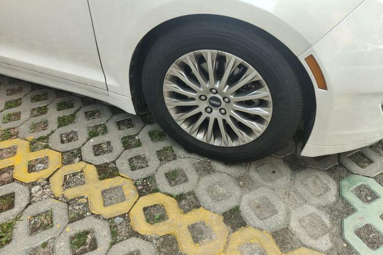 Used Lincoln MKZ 2014 2.0T Luxury Edition Right Front Wheel Hub