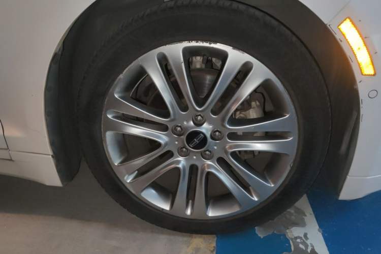 Used Lincoln MKZ 2014 2.0T Luxury Edition Right Front Wheel Hub
