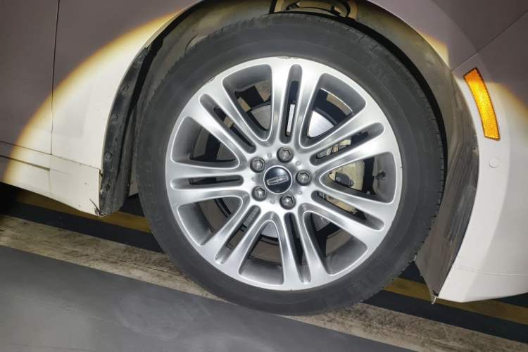 Used Lincoln MKZ 2014 2.0T Luxury Edition Right Front Wheel Hub