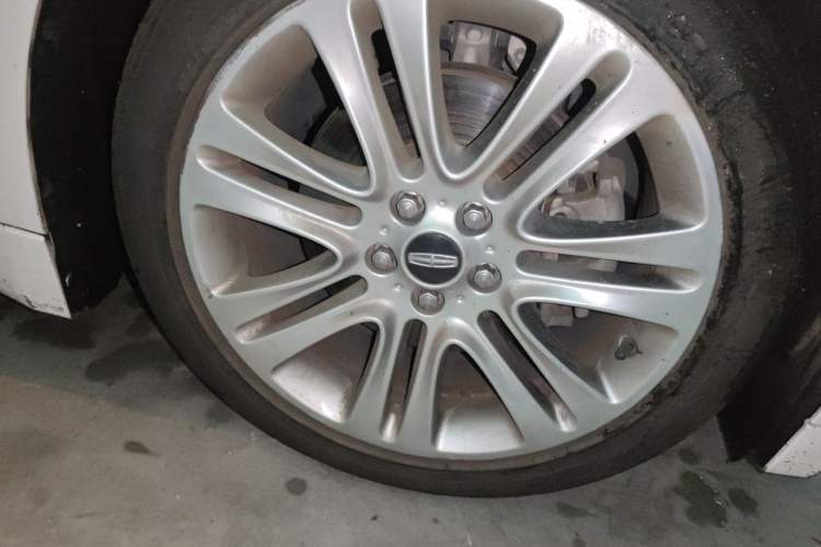 Used Lincoln MKZ 2014 2.0T Luxury Edition Right Front Wheel Hub