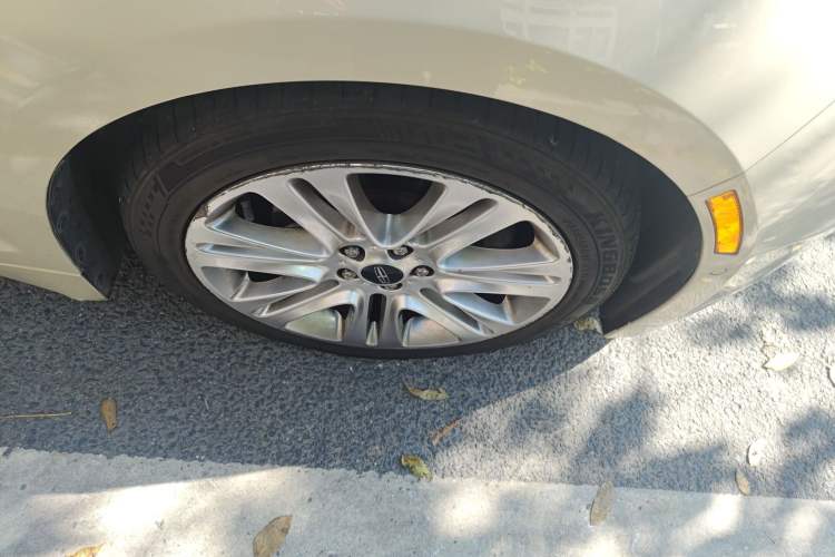 Used Lincoln MKZ 2014 2.0T Luxury Edition Right Front Wheel Hub