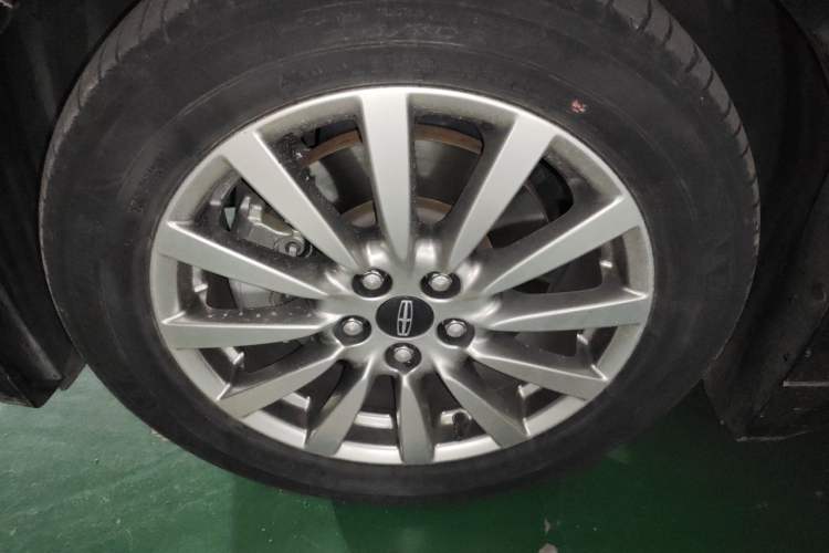 Used Lincoln MKZ  Right Front Wheel Hub