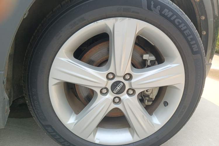 Used Lincoln MKZ 2016 2.0T Premium Edition Right Front Wheel Hub