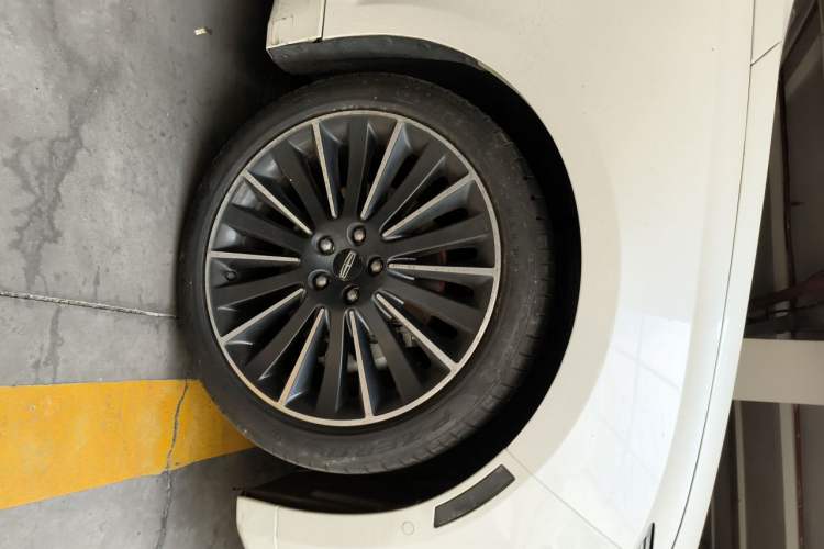 Used Lincoln MKZ 2016 2.0T Prestige Edition Right Front Wheel Hub