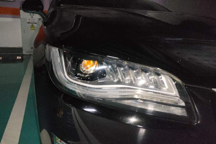 Used Lincoln MKZ 2017 2.0T Luxury Edition Right Front Headlight
