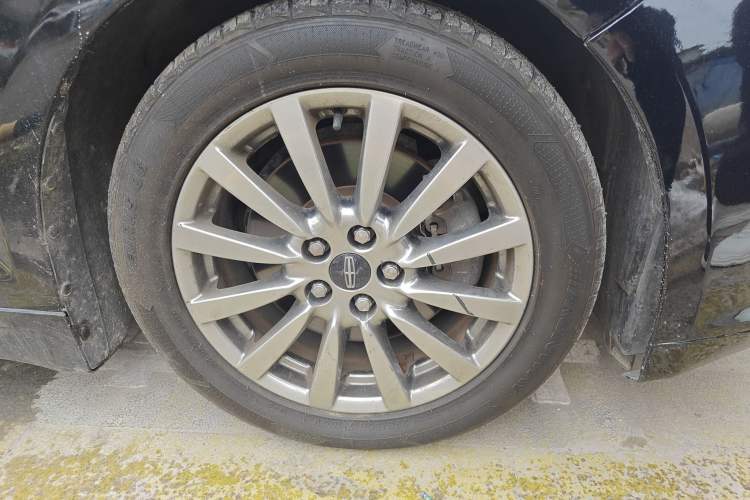 Used Lincoln MKZ 2017 2.0T Luxury Edition Right Front Wheel Hub
