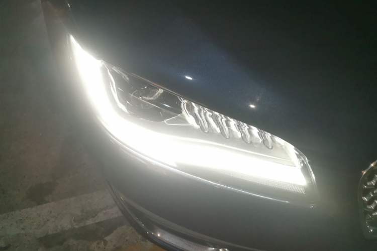Used Lincoln MKZ 2017 2.0T Luxury Edition Right Front Headlight
