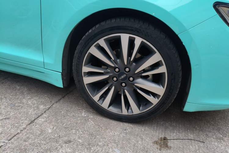 Used Lincoln MKZ 2017 2.0H Hybrid Luxury Edition Right Front Wheel Hub