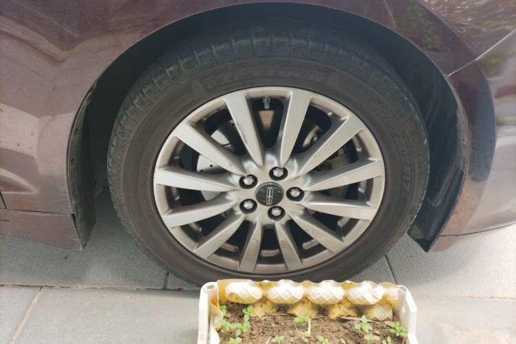 Used Lincoln MKZ 2017 2.0T Luxury Edition Right Front Wheel Hub