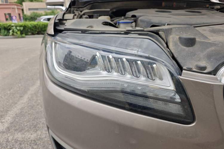 Used Lincoln MKZ 2017 2.0T Luxury Edition Right Front Headlight