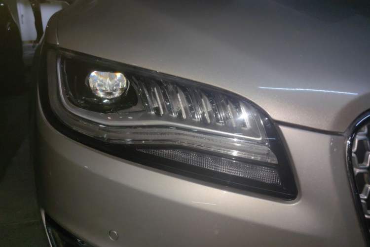 Used Lincoln MKZ 2017 2.0T Luxury Edition Right Front Headlight