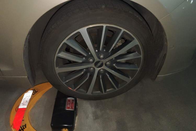 Used Lincoln MKZ 2017 2.0T Luxury Edition Right Front Wheel Hub