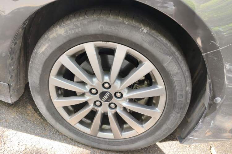 Used Lincoln MKZ 2017 2.0T Luxury Edition Right Front Wheel Hub