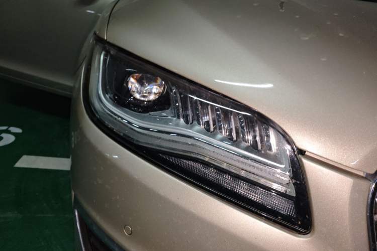 Used Lincoln MKZ 2017 2.0T Luxury Edition Right Front Headlight