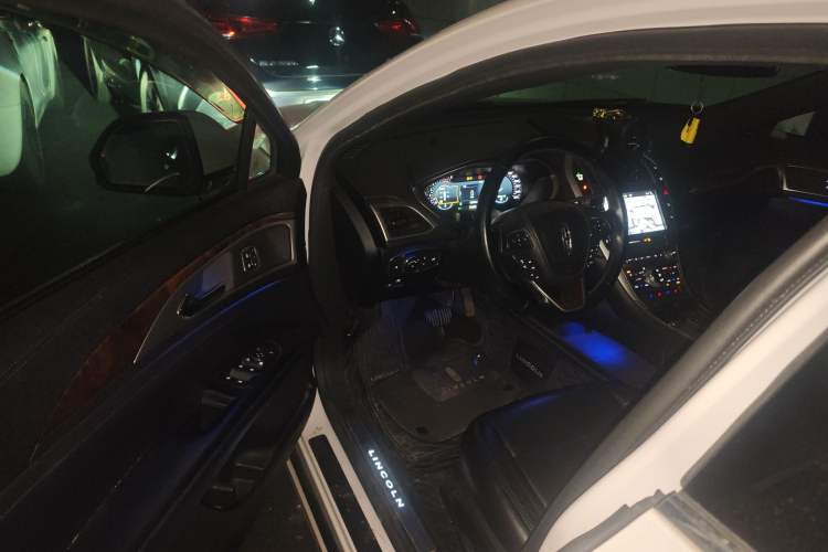 Used Lincoln MKZ 2017 2.0T Luxury Edition Interior 3
