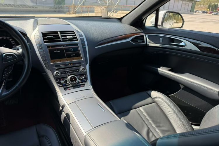 Used Lincoln MKZ 2017 2.0T Luxury Edition Interior 4