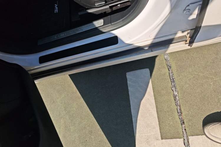 Used Lincoln MKZ 2017 2.0T Luxury Edition Left Side Sill