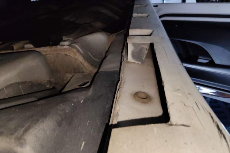 Used Lincoln MKZ 2017 2.0T Luxury Edition Left Side Sill