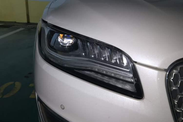 Used Lincoln MKZ 2017 2.0T Luxury Edition Right Front Headlight