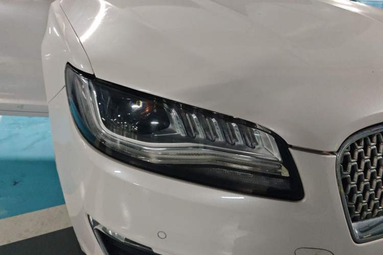 Used Lincoln MKZ 2017 2.0T Luxury Edition Right Front Headlight