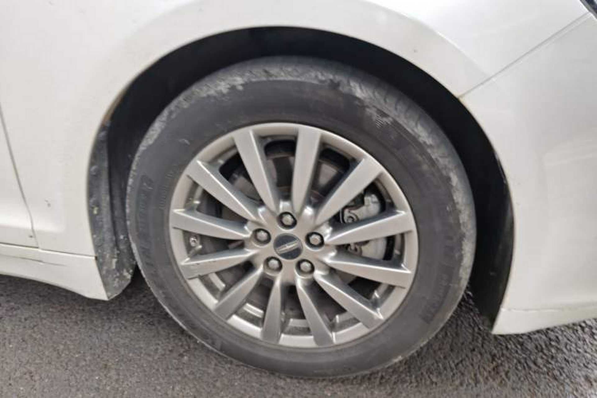 Used Lincoln MKZ 2017 2.0T Luxury Edition Right Front Wheel Hub