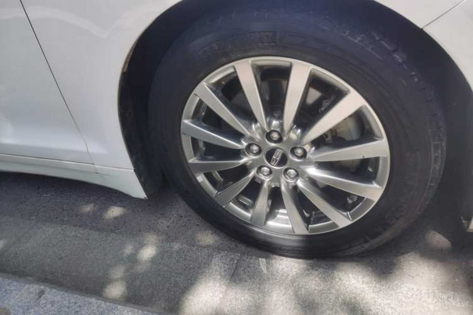 Used Lincoln MKZ 2017 2.0T Luxury Edition Right Front Wheel Hub