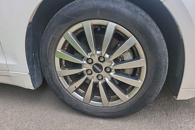 Used Lincoln MKZ 2017 2.0T Luxury Edition Right Front Wheel Hub