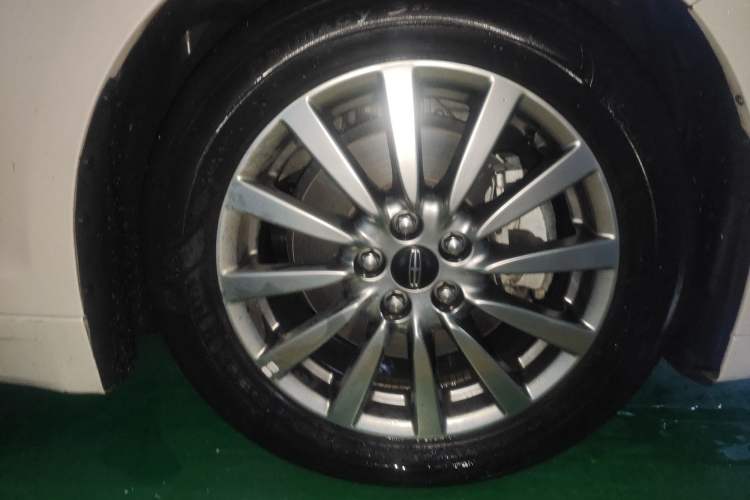 Used Lincoln MKZ 2017 2.0T Luxury Edition Right Front Wheel Hub